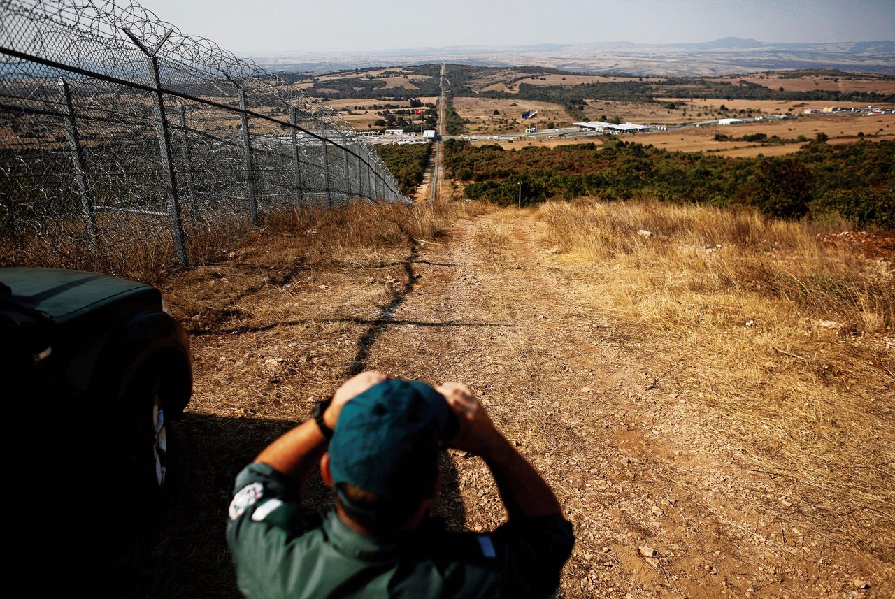 Een Bulgaarse grenswacht houdt de grens met Turkije in de gaten bij het Bulgaarse Lesovo. De grens ligt op de zogeheten ‘Balkanroute’, die populair is bij migranten.