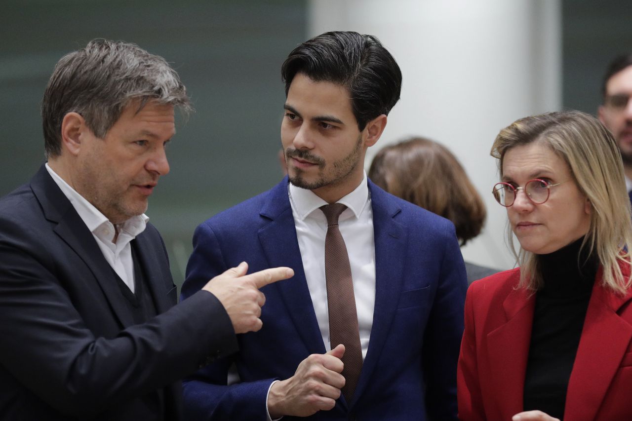 EU-bewindslieden, in het midden minister Rob Jetten (Klimaat en Energie, D66), maandag in Brussel.