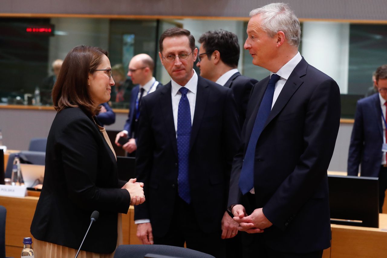 De Poolse minister van Financiën Magdalena Rzeczkowska (links) met haar collega’s Mihaly Varga uit Hongarije (midden) en de Franse Bruno Le Maire (rechts), dinsdag in Brussel. De Europese ministers van Financiën schoven een gevoelig besluit over het bevriezen van EU-gelden voor Hongarije voor zich uit.