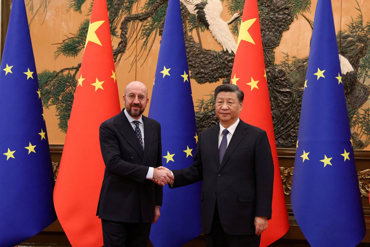 Charles Michel en de Chinese president Xi Jinping in de Grote Hal van het Volk in Beijing. Foto Reuters