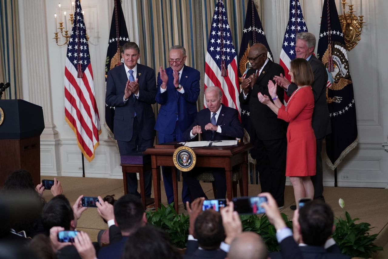 President Biden na het tekenen van de ‘Inflation Reduction Act’, afgelopen augustus in Washington DC. Het pakket van groene subsidies en belastingkortingen is Europa een doorn in het oog.