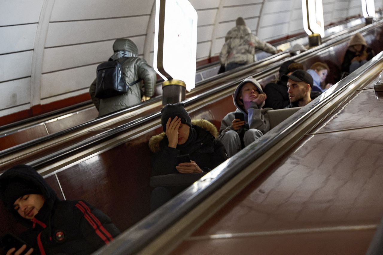 Oekraïners schuilen maandag in de metrostations tijdens de Russische aanvalsgolven met tientallen raketten. Zestig van de zeventig raketten werden volgens Oekraïne uit de lucht gehaald.