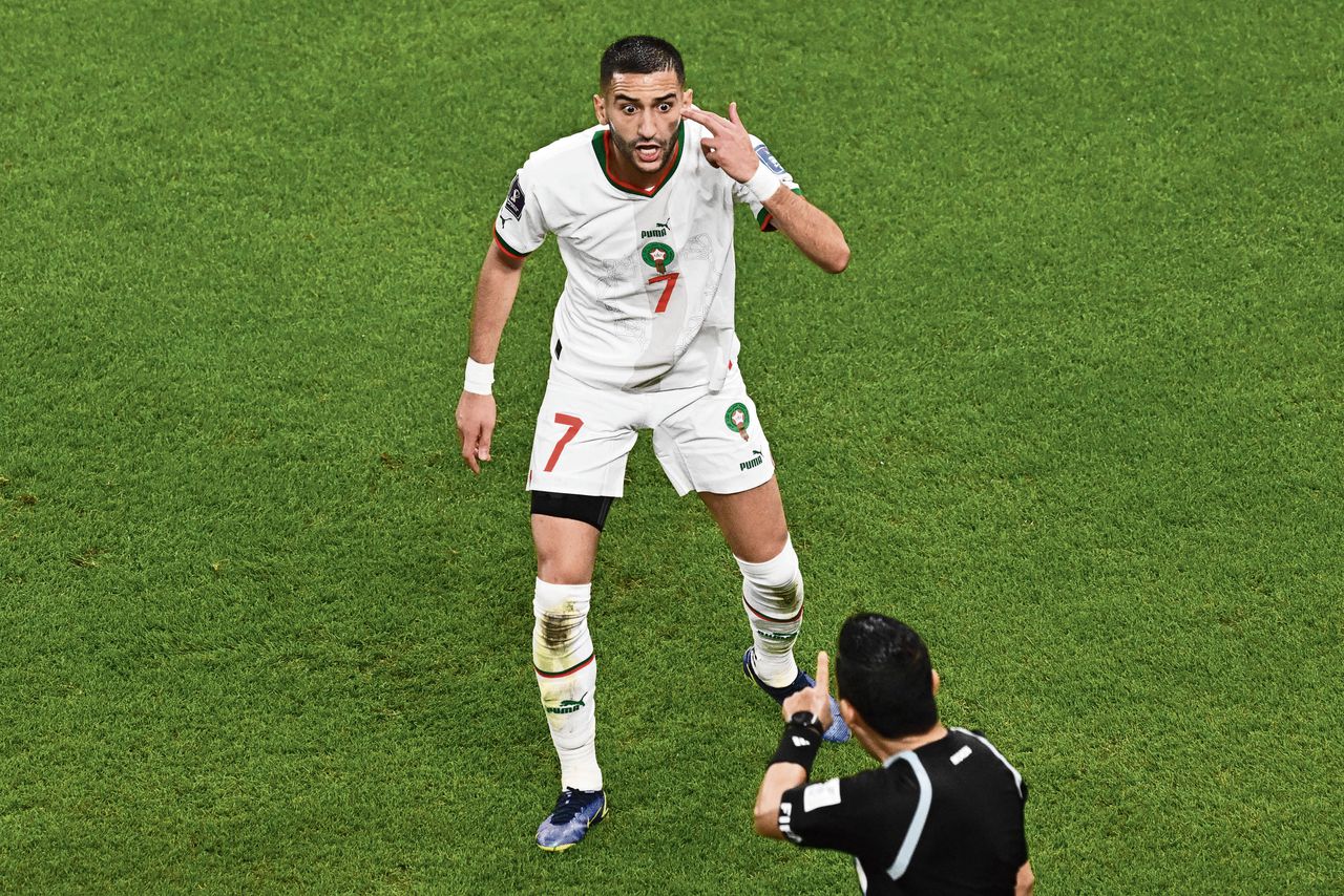 Hakim Ziyech is het in de groepswedstrijd van Marokko tegen België (2-0) niet eens met de Mexicaanse scheidsrechter Cesar Ramos.