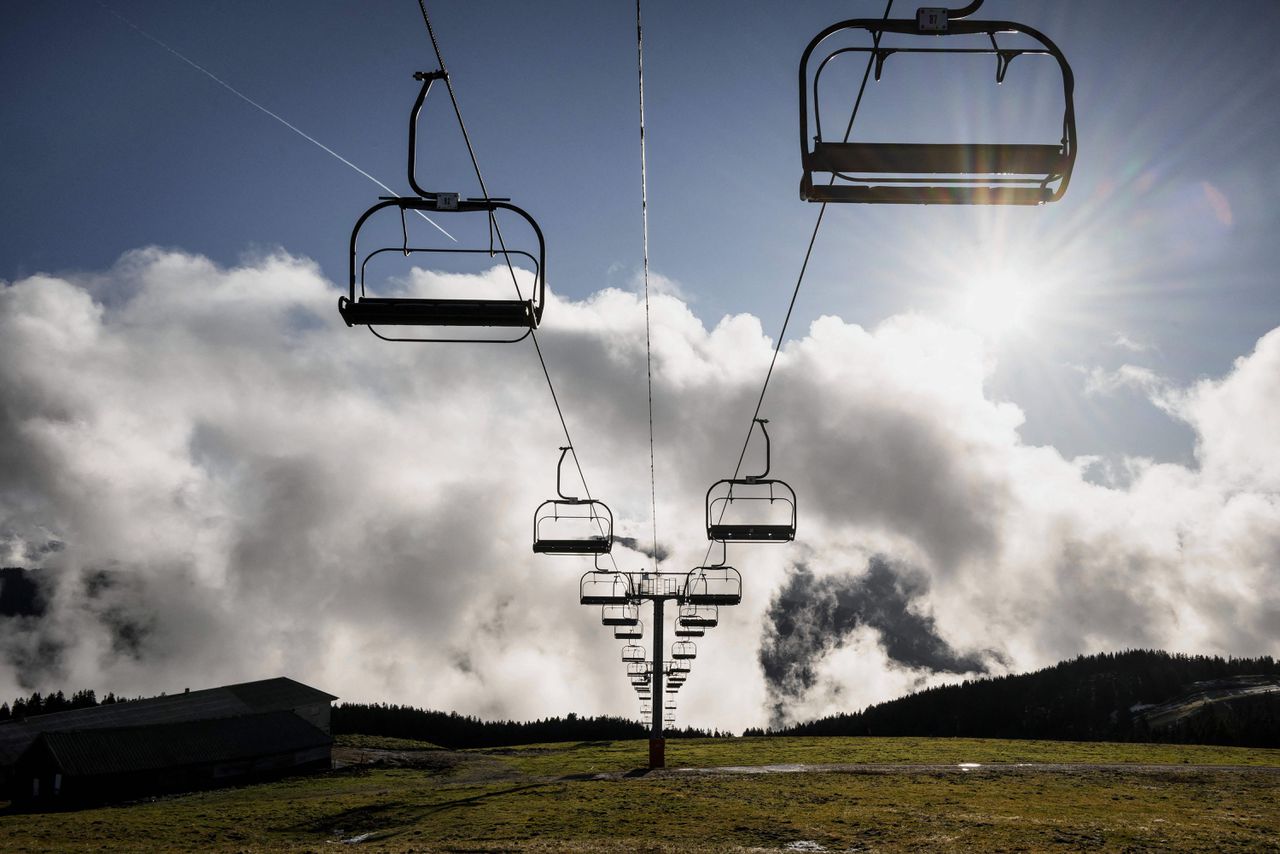 Een skilift boven een piste in het skigebied Le Semnoz dinsdag. In lager gelegen gebieden als dit ligt nauwelijks sneeuw.