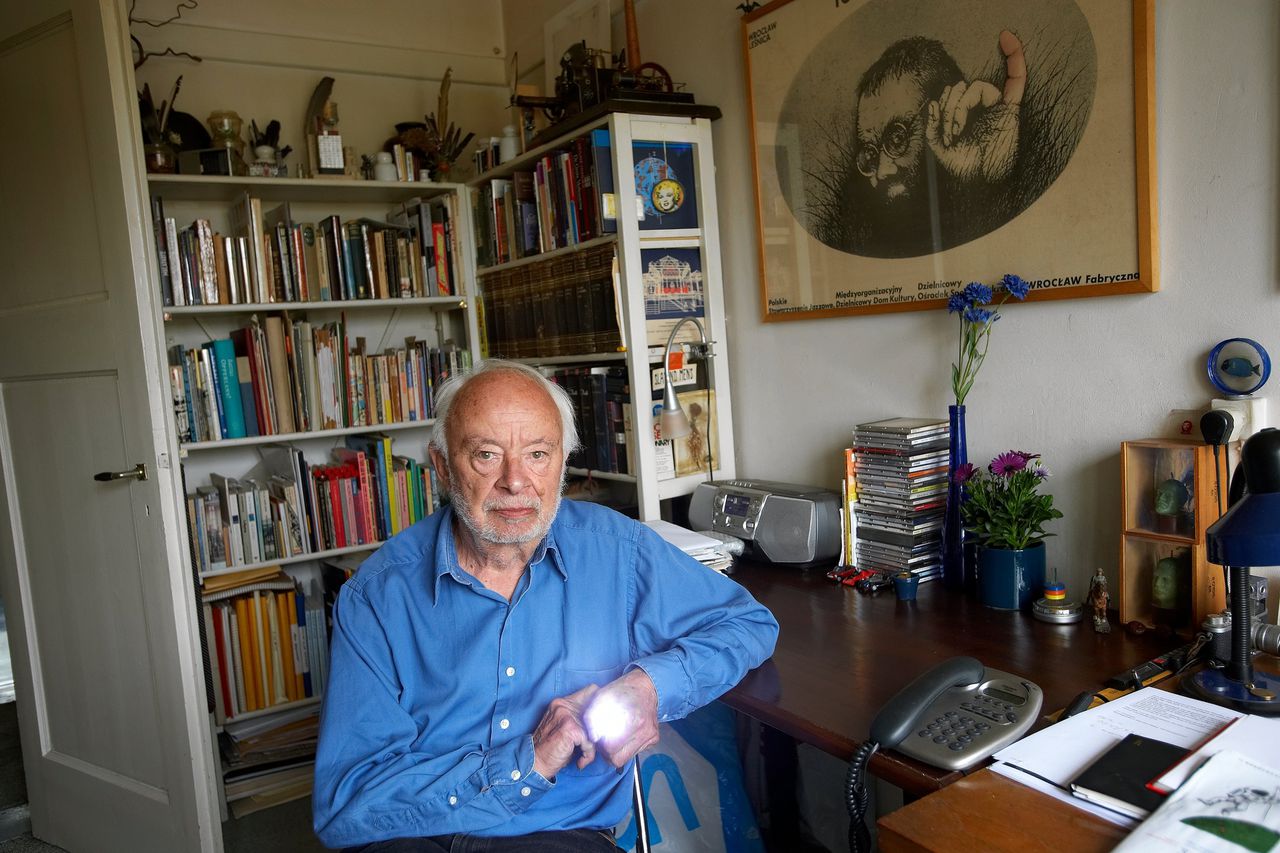 Henk Hofland in zijn werkkamer in Amsterdam in 2007.