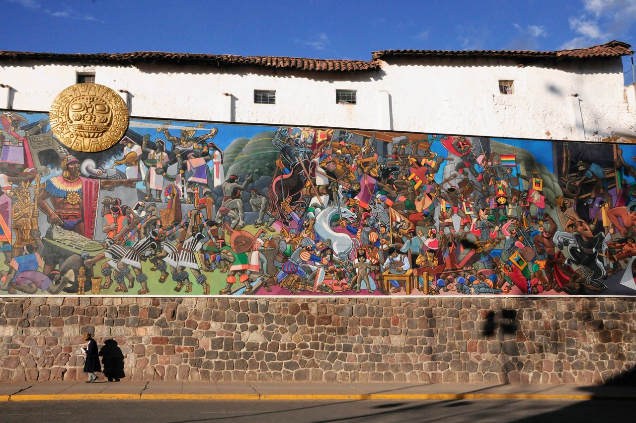 Muur met de geschiedenis van Peru in de oude Inca-stad Cuzco.