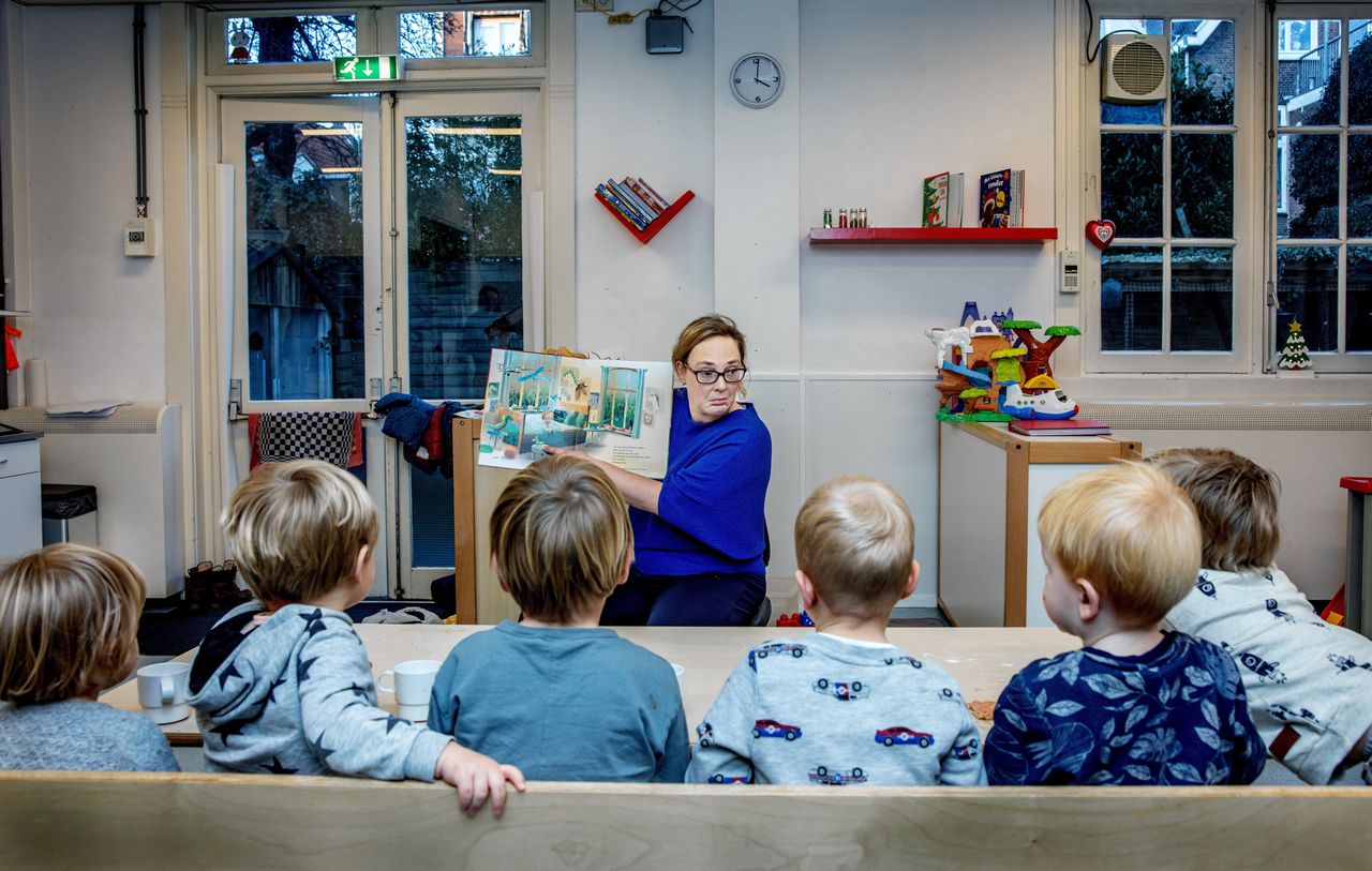 Juf Marloes leest voor in de buitenschoolse opvang Hero in Haarlem.