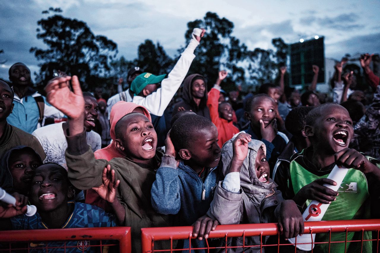 In een sloppenwijk in Nairobi juichen kijkers voor Marokko tijdens de kwartfinale tegen Portugal.