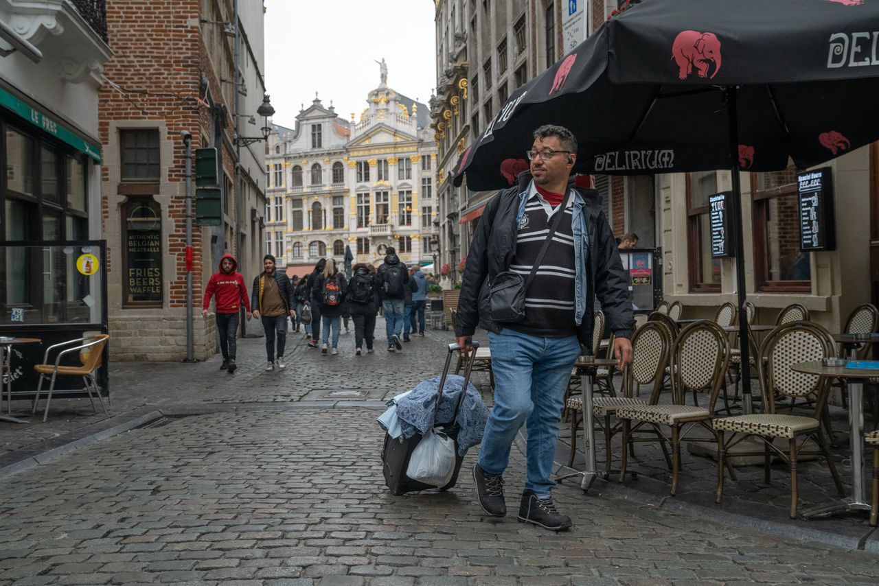 In Brussel leven vijfduizend migranten op straat, hoe komt dat? Op pad met Ramy, hij is een van hen