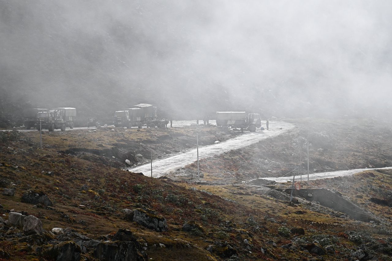 Een Indiaas militair konvooi bij het noordoostelijke grensplaatsje Tawang op archiefbeeld uit oktober 2021. Eerder deze maand kwam het tot schermutselingen met Chinese militairen in het al decennia betwiste grensgebied.