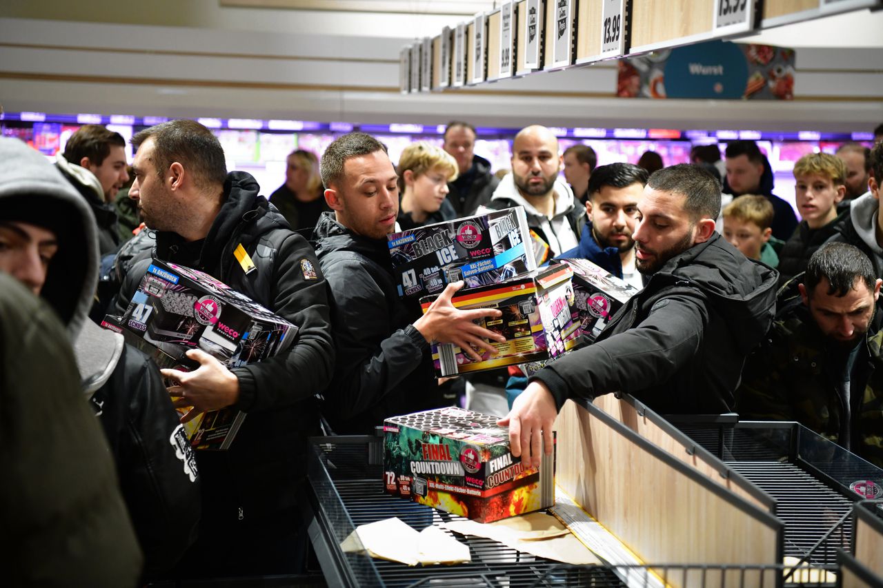 Vuurwerkverkoop in de Duitse stad Gronau, net over de grens bij Enschede. De klandizie bestaat hier veelal uit Nederlanders.