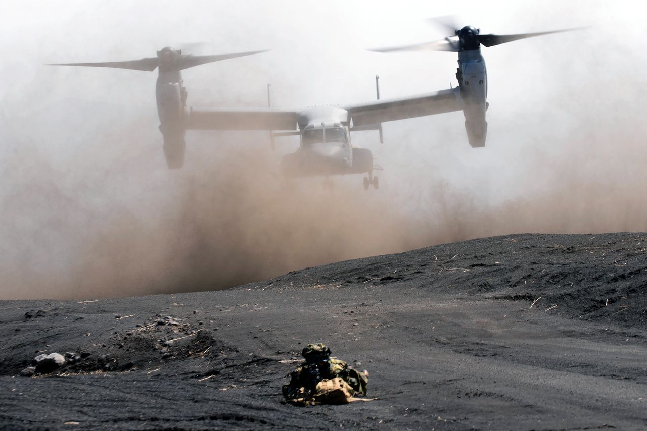 Een Amerikaans MV-22 Osprey vliegtuig bij een gezamenlijke oefening in maart in Japan.