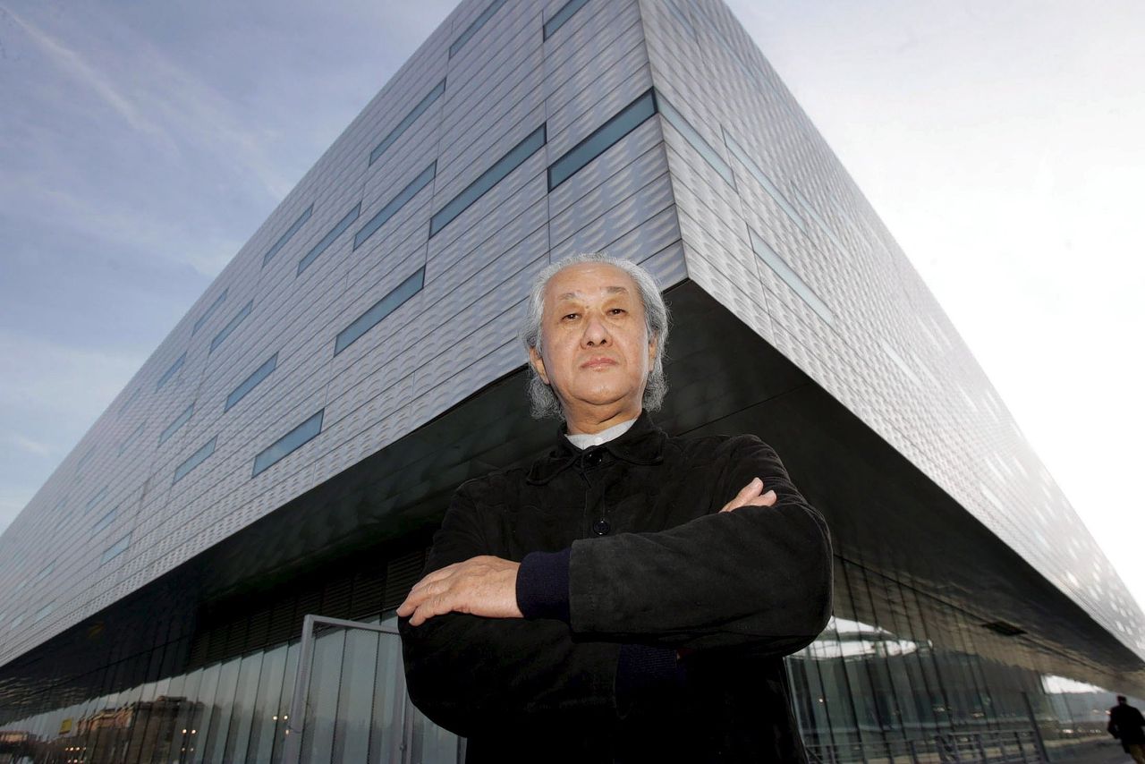 Arata Isozaki bij het Palahockey Paleis in Turijn, in 2005.