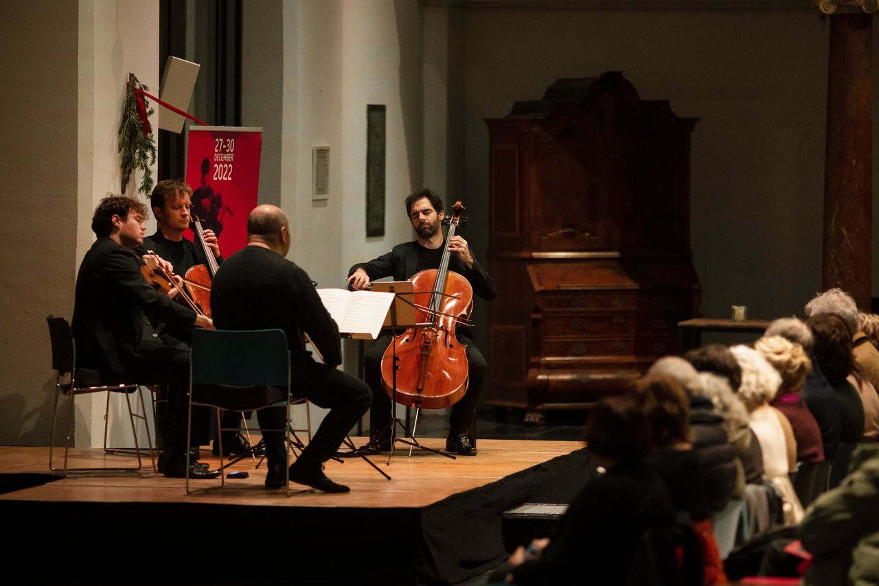 Boris Brovtsyn (viool), Timothy Ridout (altviool), Daniel Blendulf (cello) en Pablo Ferrández (cello) spelen het ‘Tweede strijkkwartet’ van Anton Arenski tijdens het Internationaal Kamermuziekfestival Utrecht.