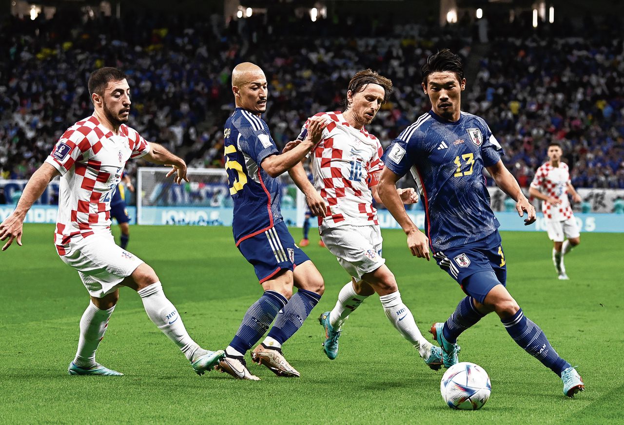 Op zijn laatste WK kan Luka Modric (tweede van rechts) zijn stempel slechts bij vlagen drukken.