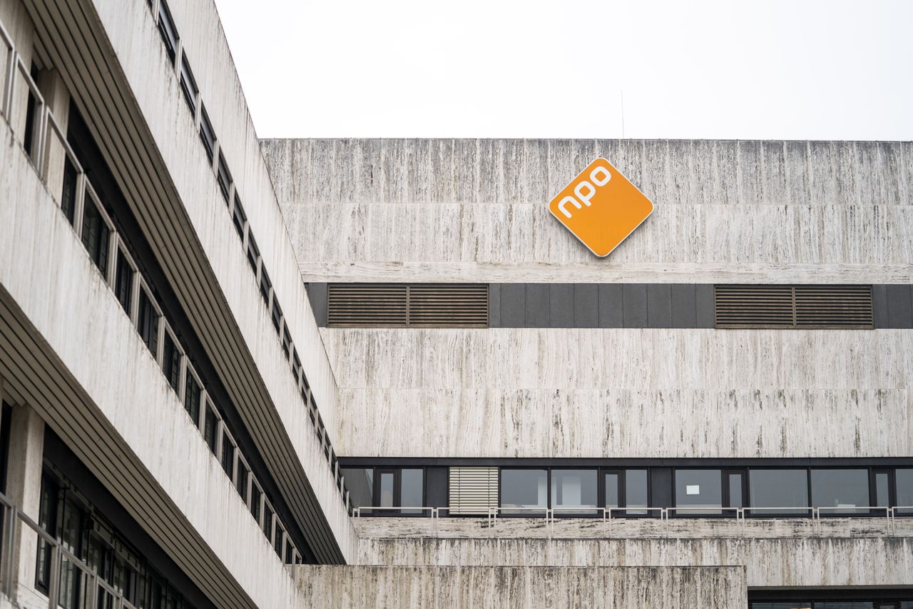 De buitenkant van het hoofdkantoor van de Nederlandse Publieke Omroep in het Hilversumse mediapark.