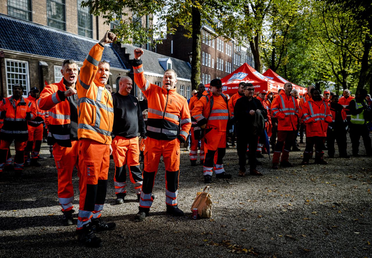 Amsterdamse gemeenteambtenaren voeren op het Daniel Meijerplein in Amsterdam actie voor een betere cao.