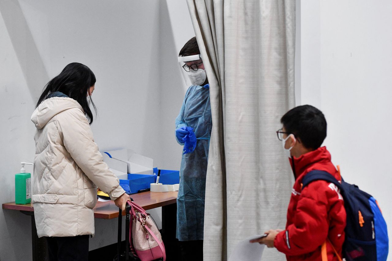 Passagiers uit China moeten zich bij aankomst in Italië, zoals hier op luchthaven Milaan-Malpensa, laten testen op corona.