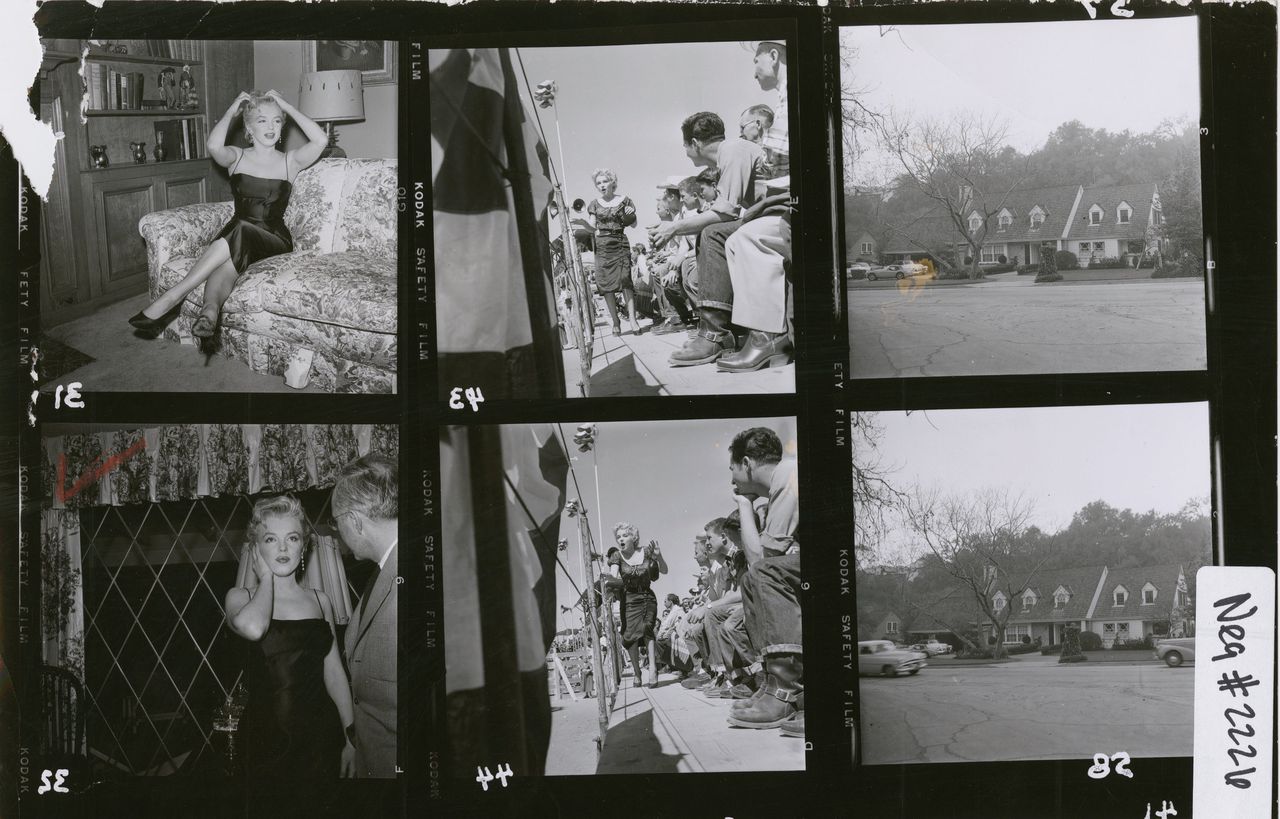 Actrice Marilyn Monroe op locatie op verschillende plekken op en rond de filmset van Bus Stop (1956), in Phoenix, Arizona.