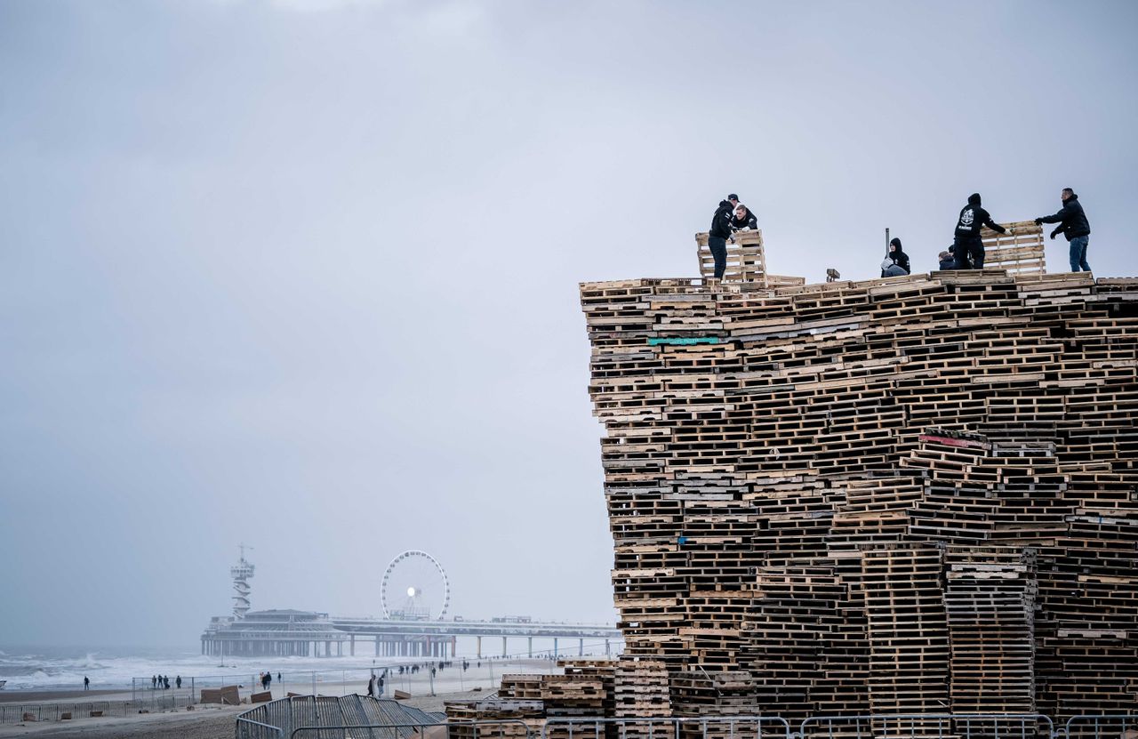 Omdat aan de kust windkracht 6 tot 7 op de schaal van Beaufort wordt verwacht op oudejaarsnacht, worden de vreugdevuren op het strand vrijdagavond al afgestoken. De vuurstapel op Scheveningen mocht dit jaar maar 10 bij 10 bij 10 meter zijn.