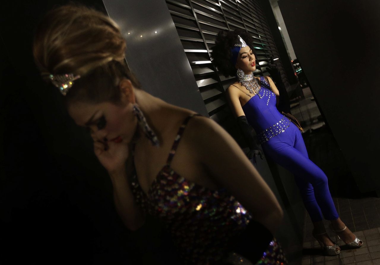 Een danseres rookt backstage tijdens Transgender Day of Remembrance. Een jaarlijkse herdenkdag voor trans personen die door geweld om het leven zijn gekomen.