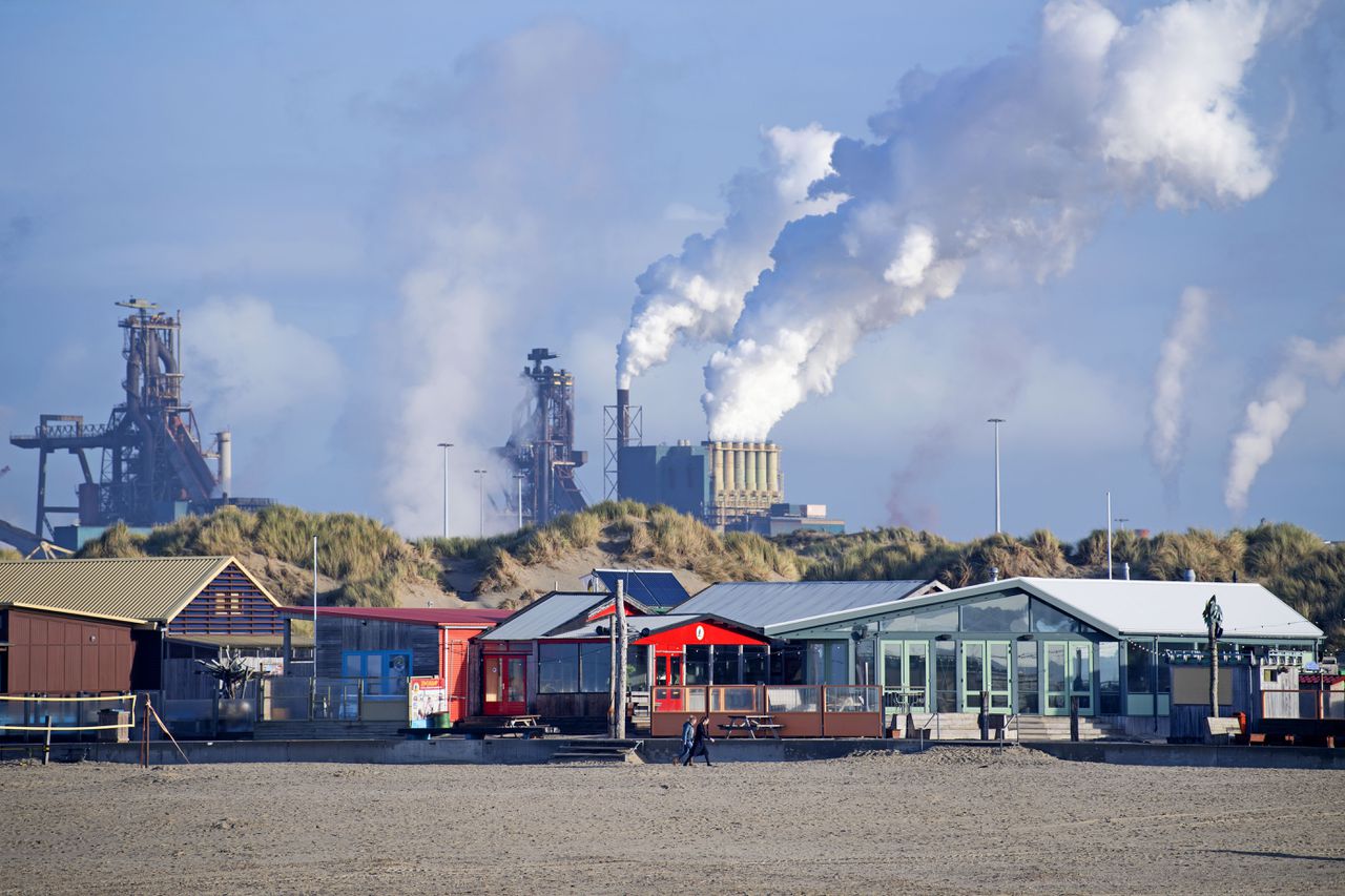 Het complex van Tata Steel in IJmuiden. Tata Steel en Dow Chemical nemen samen 10 procent van de Nederlandse CO2-uitstoot voor hun rekening.