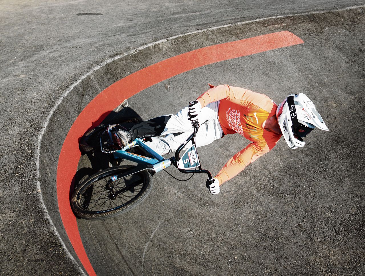 Niels Bensink in een van de steile bochten van de asfaltbaan tijdens het WK pumptrack in Santiago, Chili.