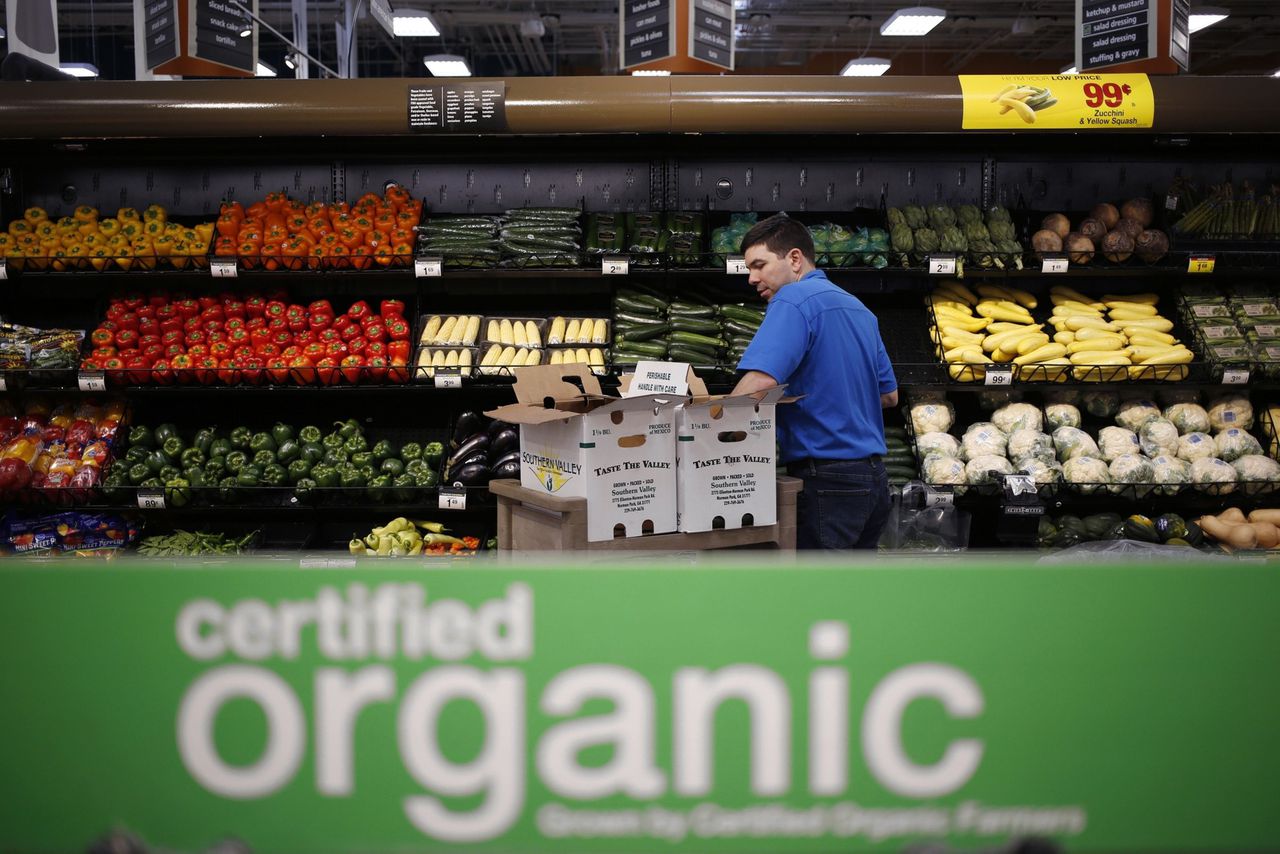 Een medewerker van de Amerikaanse supermarktketen Kroger, dat fuseerde met Albertsons.