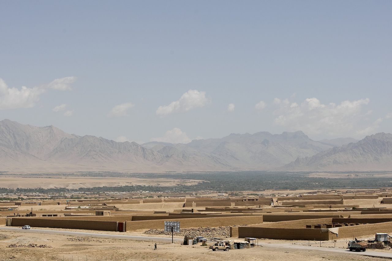 De hoofdstad van de provincie Uruzgan, Tarin Kowt, gezien vanaf Kamp Holland.