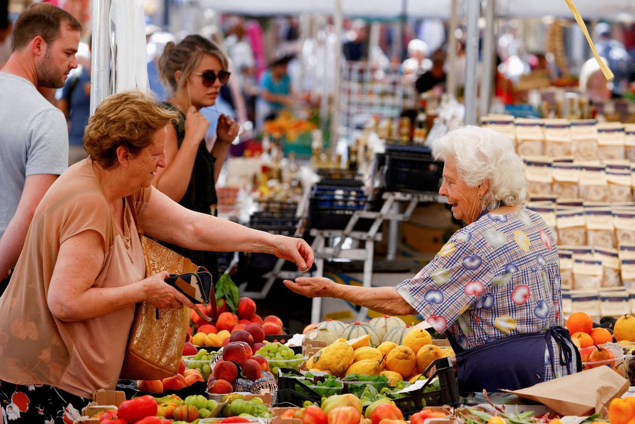 In de talrijke winkels in heel Italië, en ook op de markt in Rome, wordt geregeld de voorkeur gegeven aan ‘handje contantje’.