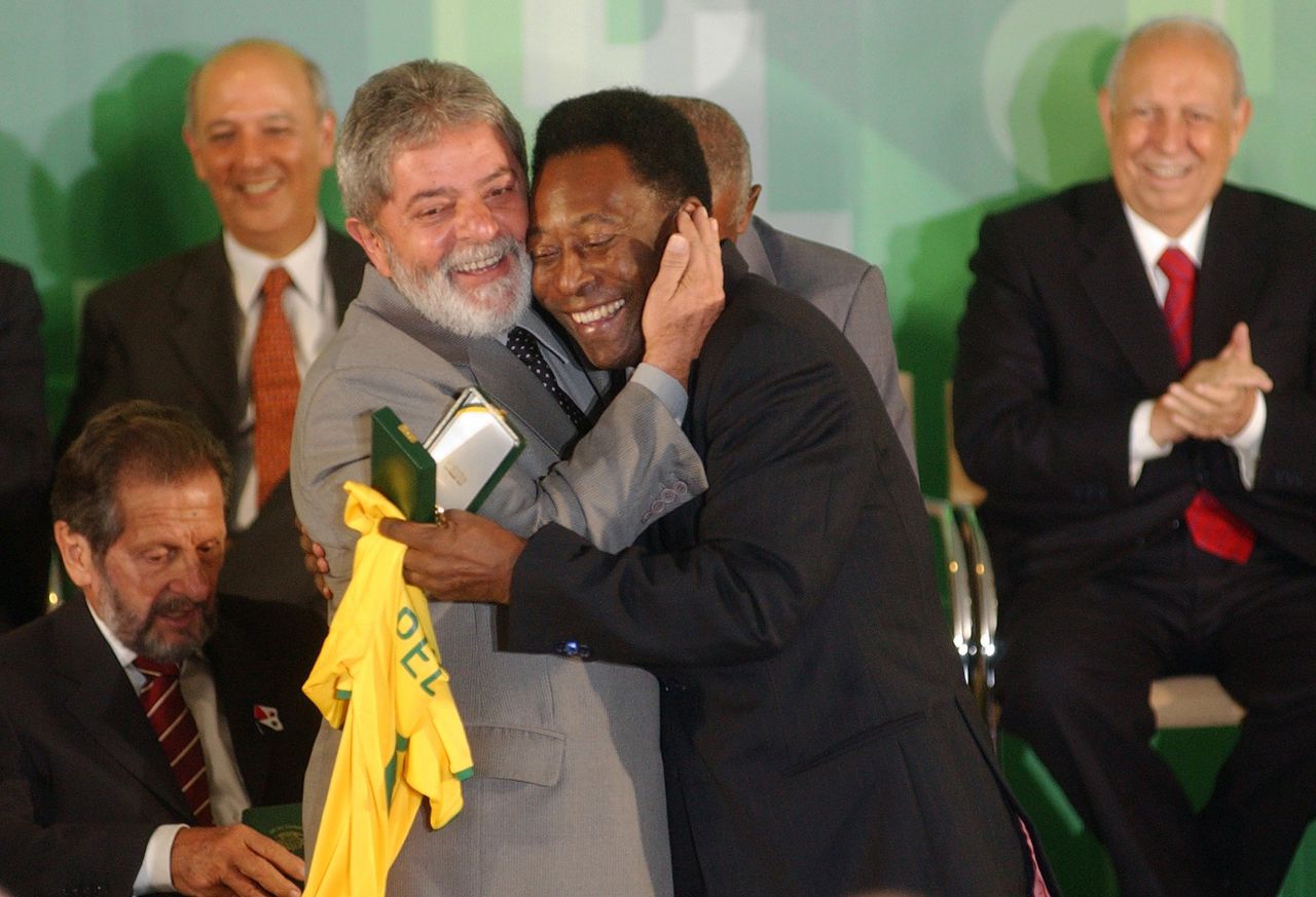 De toenmalige Braziliaanse president Luiz Inácio ‘Lula’ da Silva omarmt Pelé in 2008, tijdens een eerbetoon aan de negen nog levende spelers van het nationale team van Brazilië dat in 1958 het WK voetbal won. Lula gaf de negen medailles tijdens een banket gewijd aan hun 5-2 overwinning op Zweden, tijdens de finale vijftig jaar eerder.