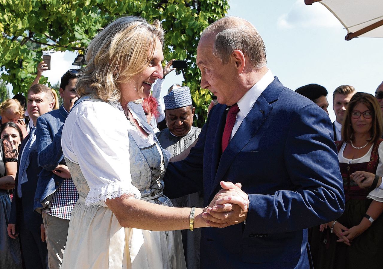 De Oostenrijkse politiek is innig verbonden met Ruslands Poetin, zoals bleek op het huwelijk van Karin Kneissl, destijds minister van Buitenlandse Zaken.