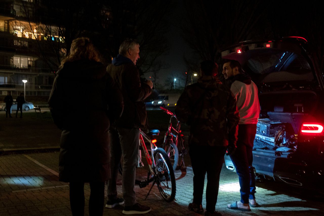 Boa’s op de fiets in gesprek met vuurwerkafstekers in Hoek van Holland.