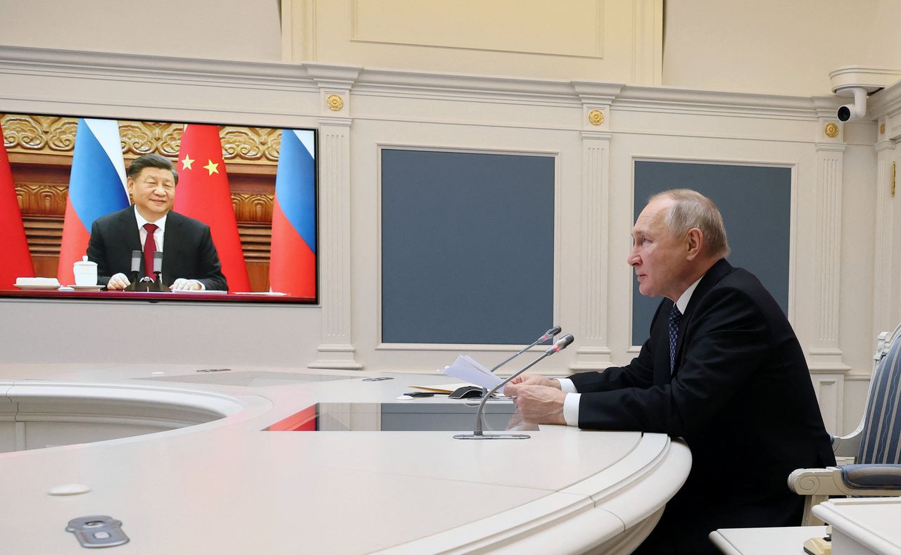 De Russische president Vladimir Poetin in gesprek met zijn Chinese ambtgenoot Xi Jinping.