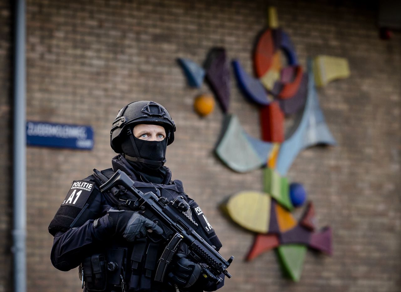 Beveiliging bij de bunker in Amsterdam-Osdorp voor de voortzetting van de Marengo-strafzaak.