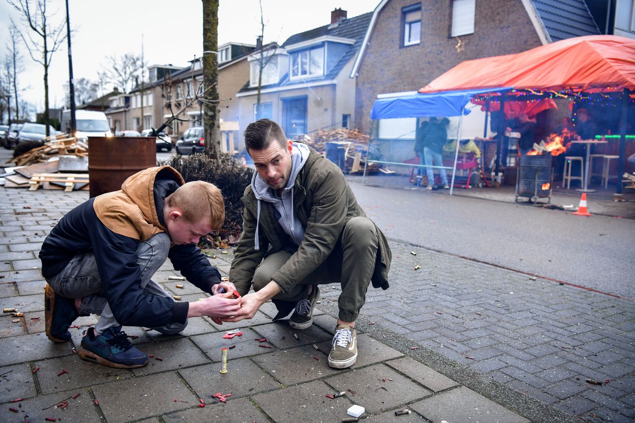 Vuurwerk en carbid wordt afgestoken in de Schipholtstraat in Glanerburg.