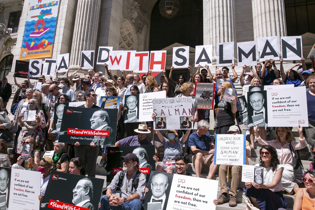 Demonstranten in New York na de aanslag op Salman Rushdie in augustus dit jaar. Foto EPA/SARAH YENESEL