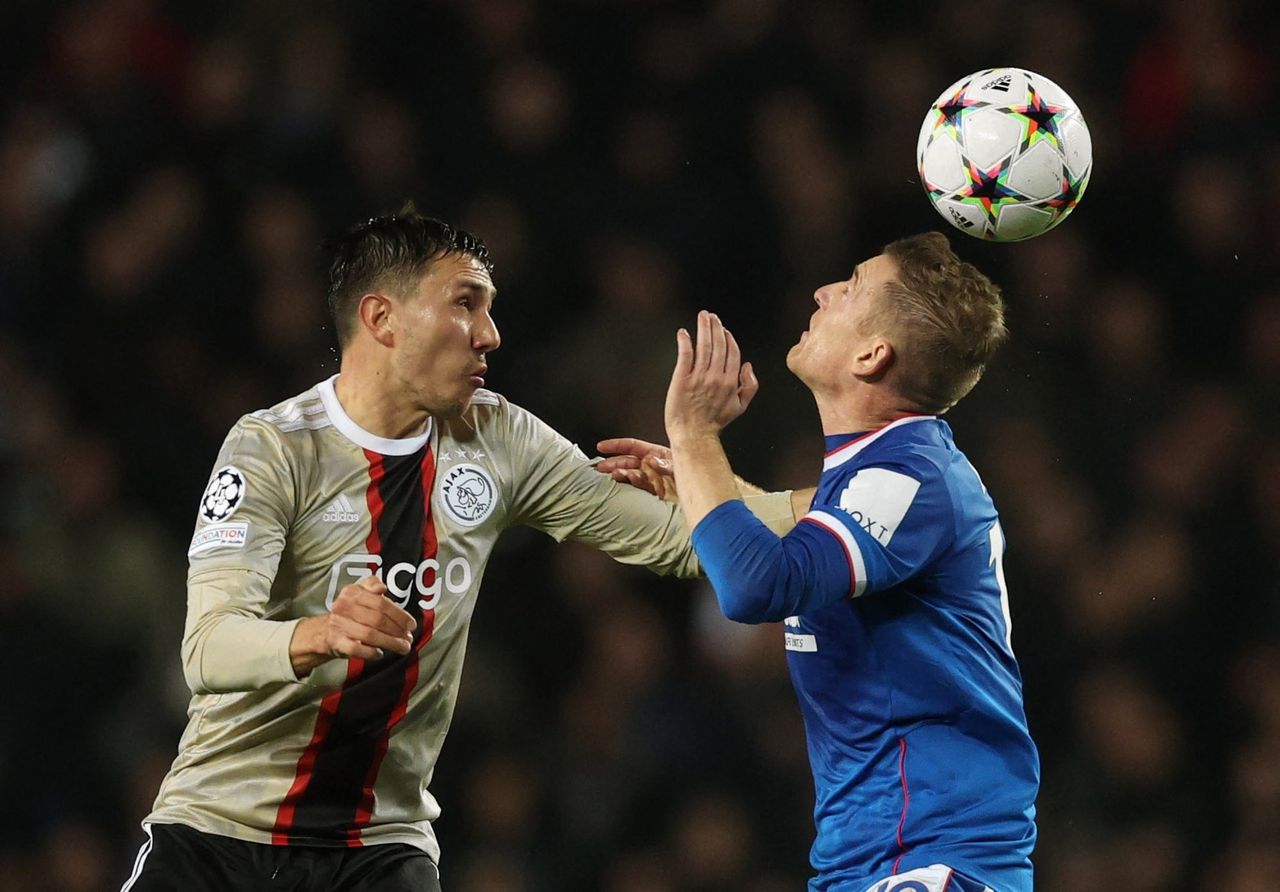 Steven Davis (r) van het Schotse Rangers in duel met Ajacied Steven Berghuis.