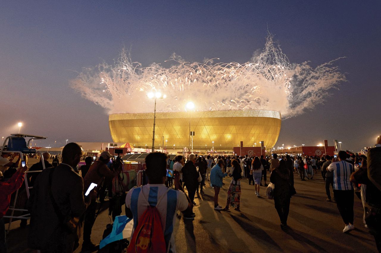 Het Lusail-stadion in Doha zondag vlak voor de WK-finale, op de nationale Qatarese feestdag.