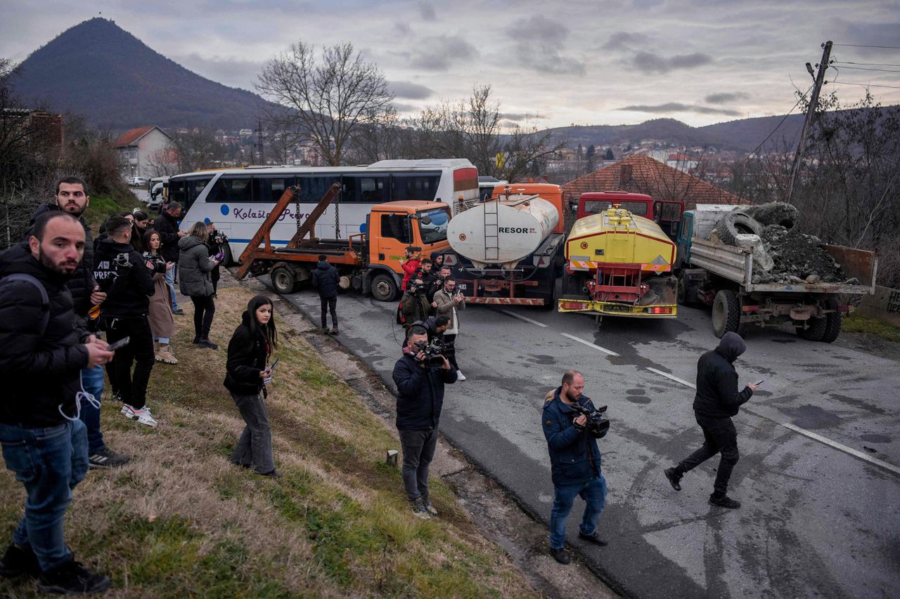 Kosovaarse Serviërs verwijderen een wegblokkade in Kosovo.