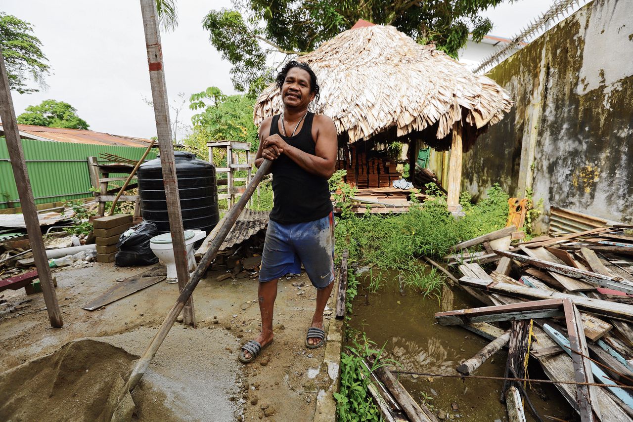 Guilliano Zaalman, voorzitter van het Platform voor Eenheid en Solidariteit voor Alliantie en Vooruitgang tijdens bouwwerkzaamheden op zondag 18 december 2022, Paramaribo, Suriname.