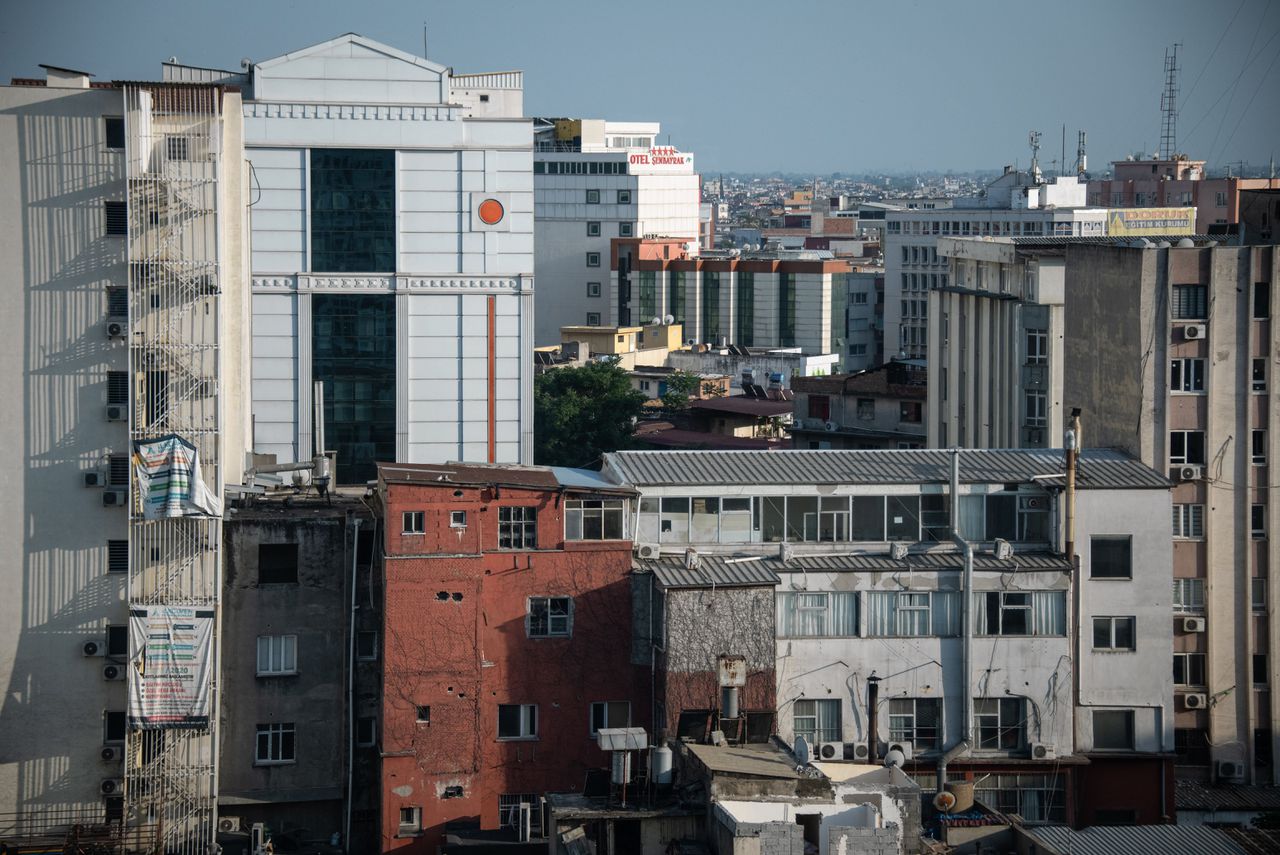 Gezicht op Adana, in zuidelijk Turkije. Dit is een van de steden waar president Erdogan de komende jaren in totaal 250.000 betaalbare koopwoningen wil laten bouwen.