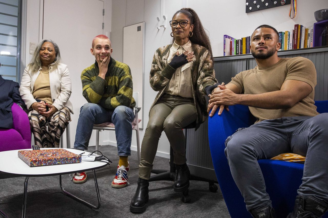 Sylvana Simons van BIJ1 (rechts) kijkt met fractiemedewerkers naar de toespraak van premier Mark Rutte in het Nationaal Archief. „Fucking historic”, reageerde ze op de woorden van de premier.