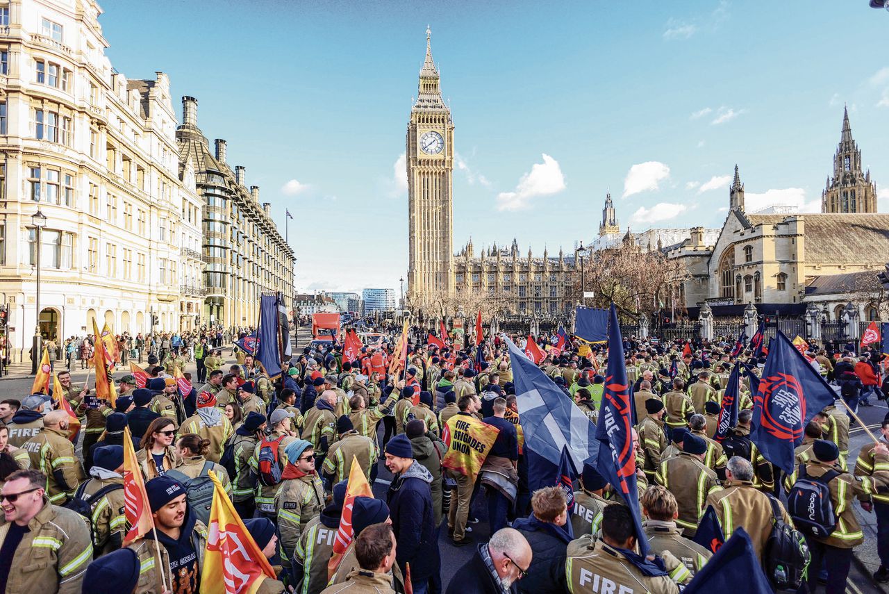 Duizenden brandweerlieden wonen de demonstratie voor meer loon bij in Westminster.