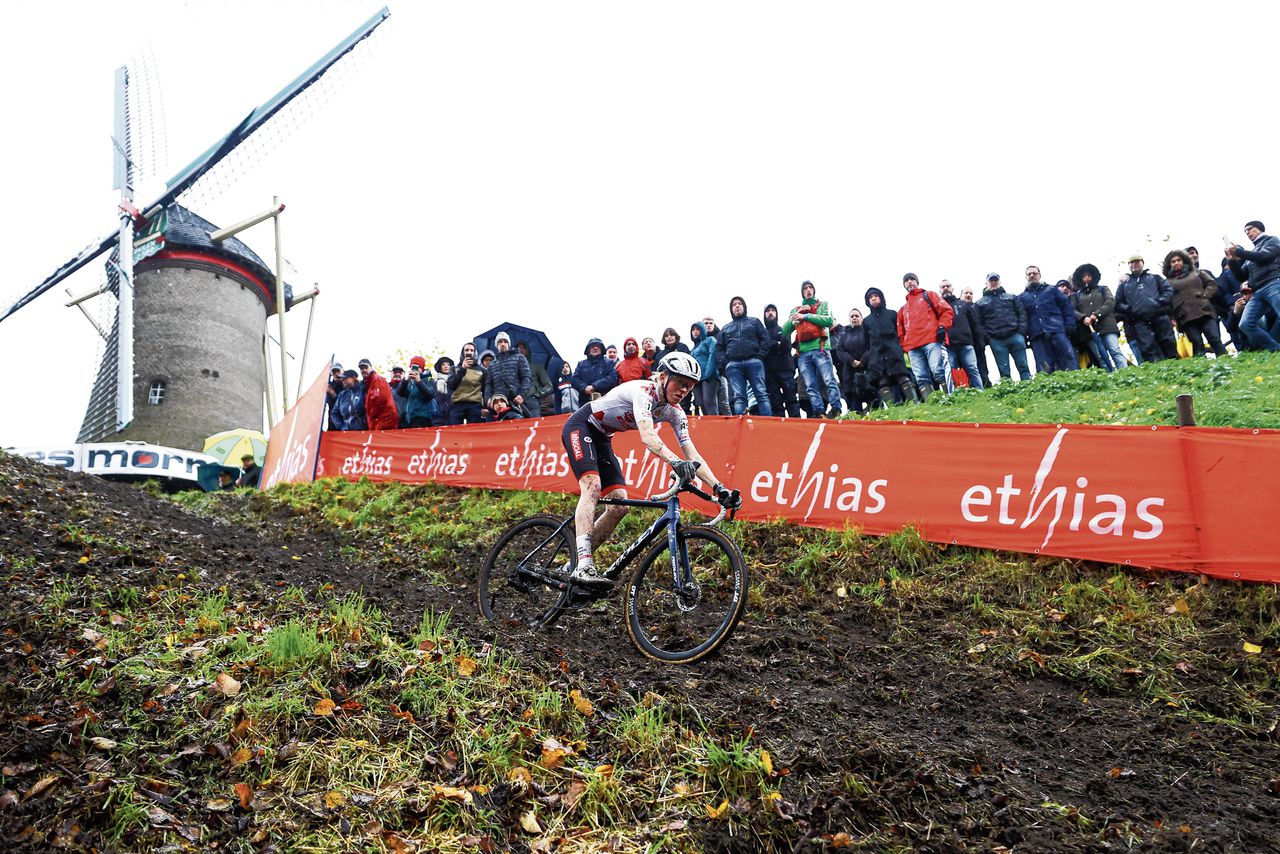 Fem van Empel tijdens de wereldbekercross in Hulst, waar ze na een val als tweede eindigde achter Puck Pieterse.