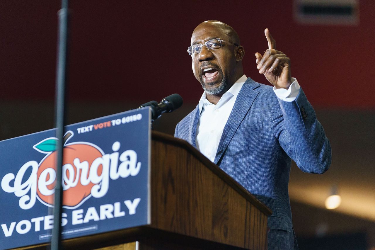 De zittende Democratische senator Raphael Warnock won dinsdag een nieuwe termijn.