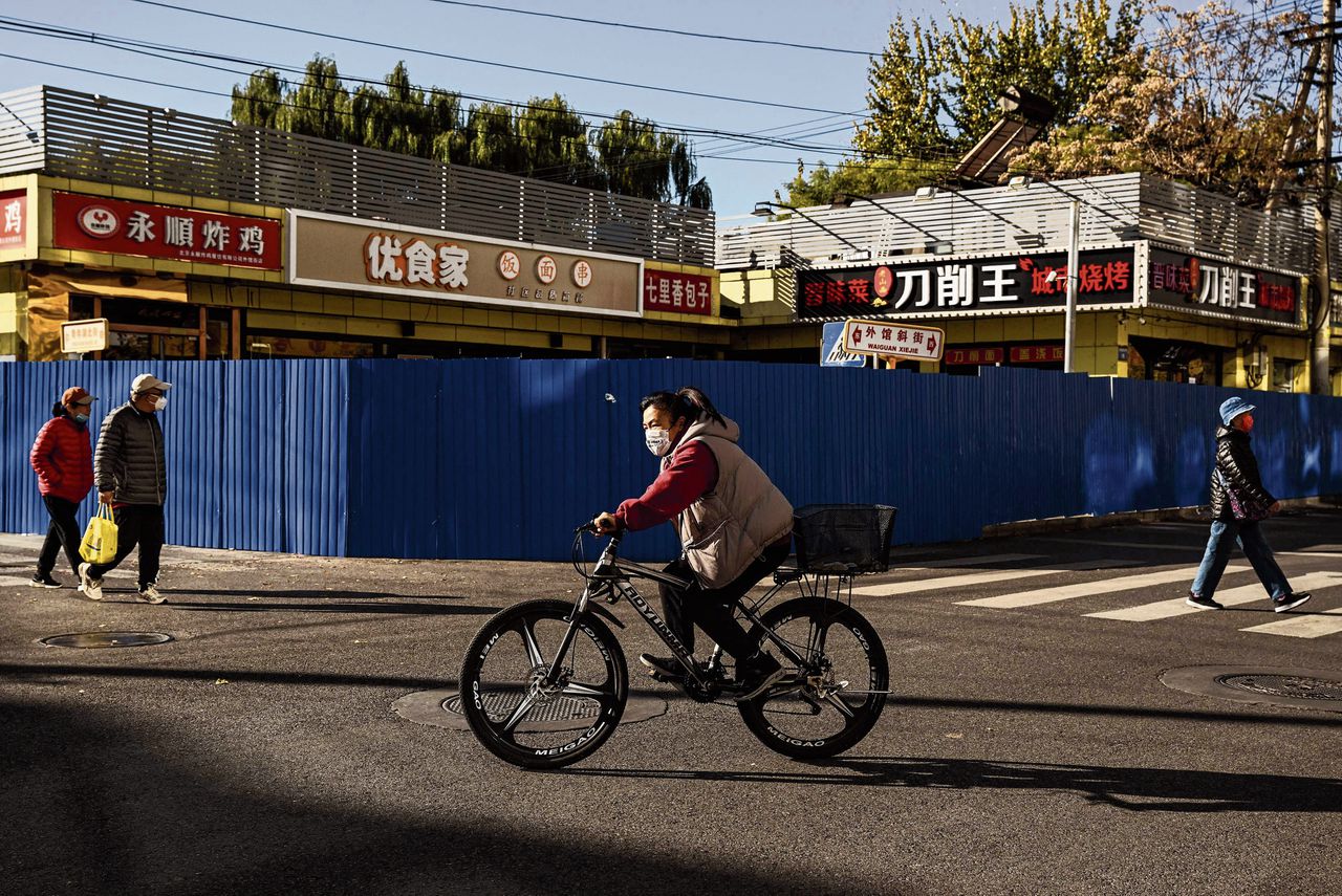 Lockdown in Beijing in november. Inmiddels staat de lokale overheid oogluikend toe dat patiënten thuis in quarantaine gaan.