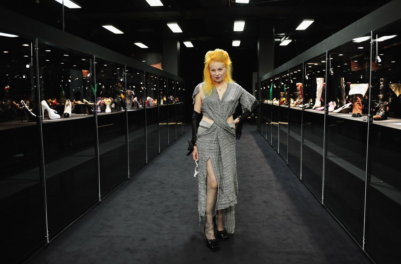 Vivienne Westwood op een tentoonstelling van haar schoenontwerpen in warenhuis Selfridges in Londen, 2010.