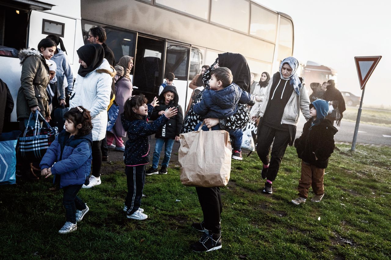 Asielzoekers (die niet in het verhaal voorkomen) in Stadskanaal, omdat het in Ter Apel te druk is. In Ter Apel worden relatief veel kinderen geboren.