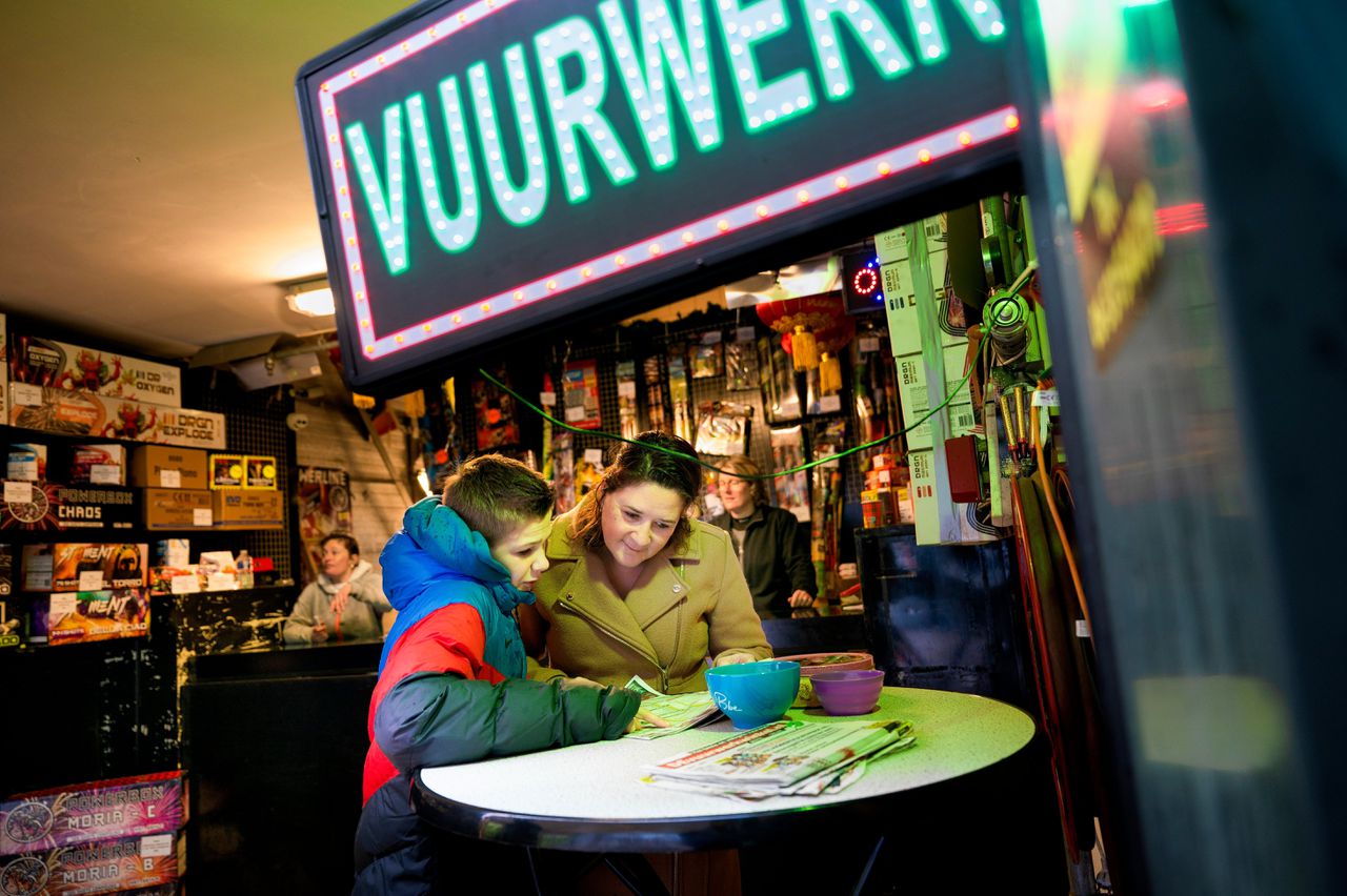 Moeder en zoon Brenda Bras en Luc Marsé donderdagmorgen in vuurwerkverkooppunt Hilhorst in Soest. Luc heeft 10 euro uit zijn spaarpot meegenomen, zijn moeder vult dat bedrag aan.